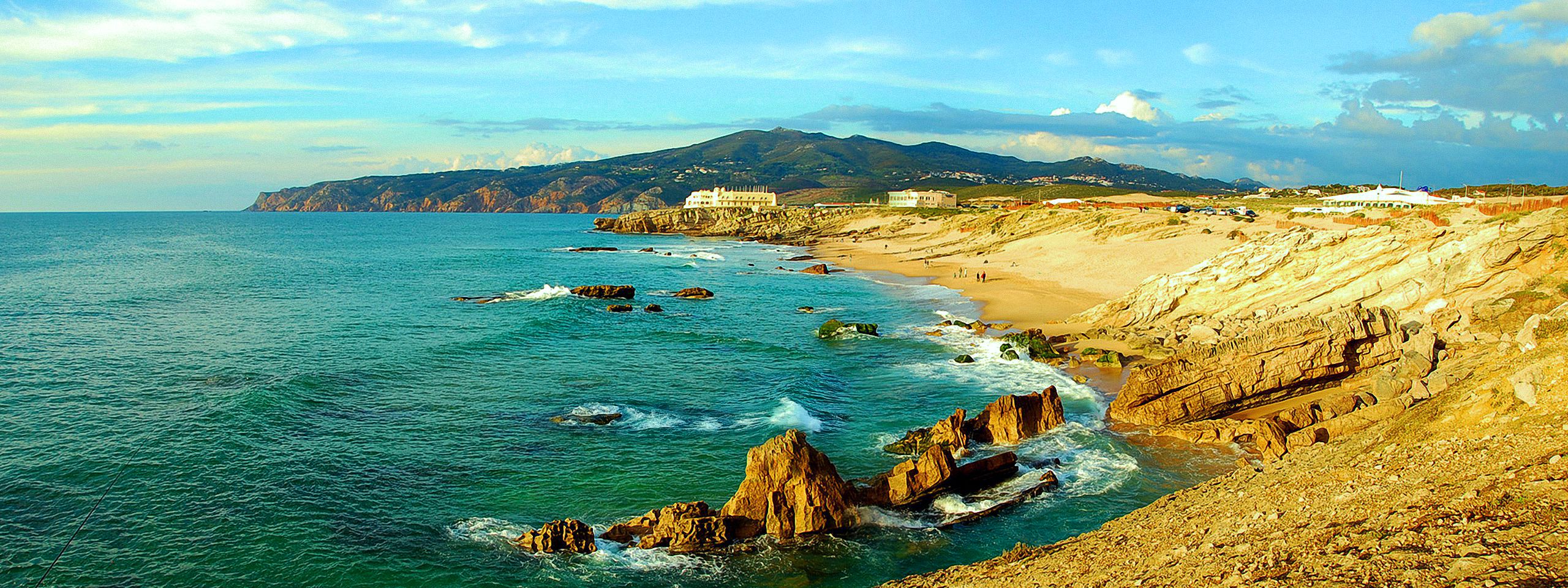 Plage de Cresmina avec l'Hôtel Fortaleza do Guincho en arrière-plan, Cascais Portugal
