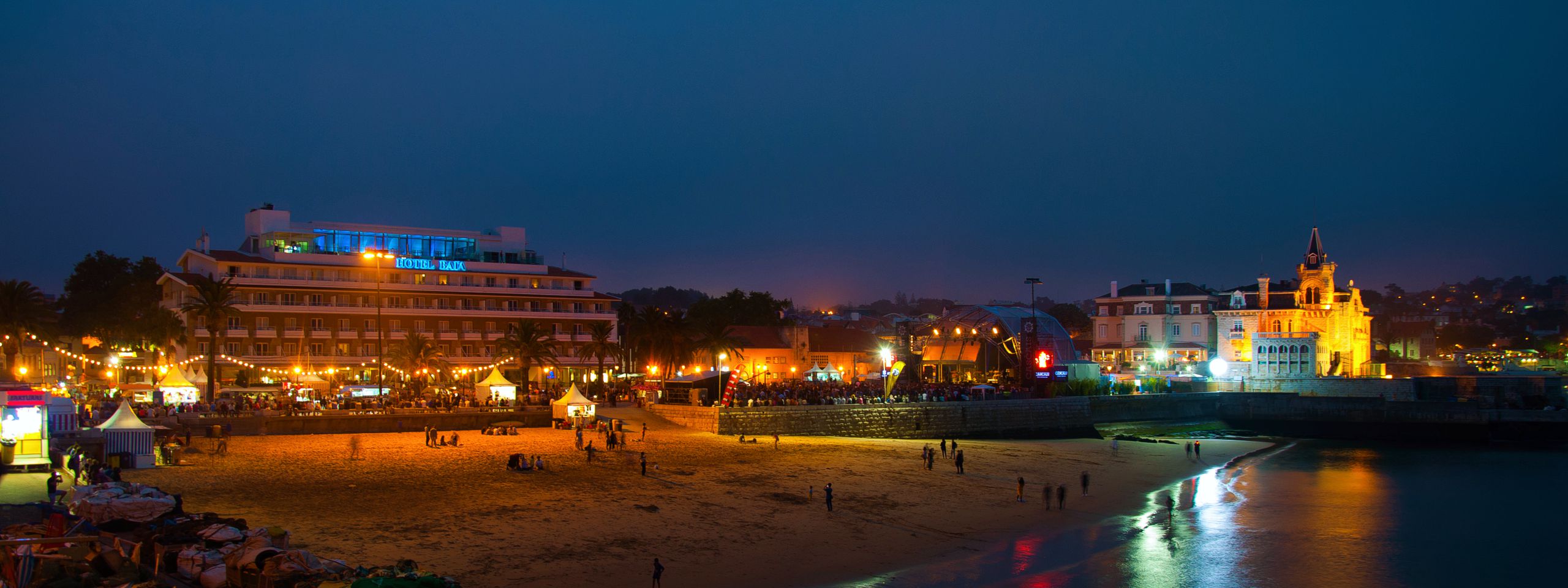 Plage de Ribeira de nuit avec l'Hôtel Baia à gauche, Cascais Portugal