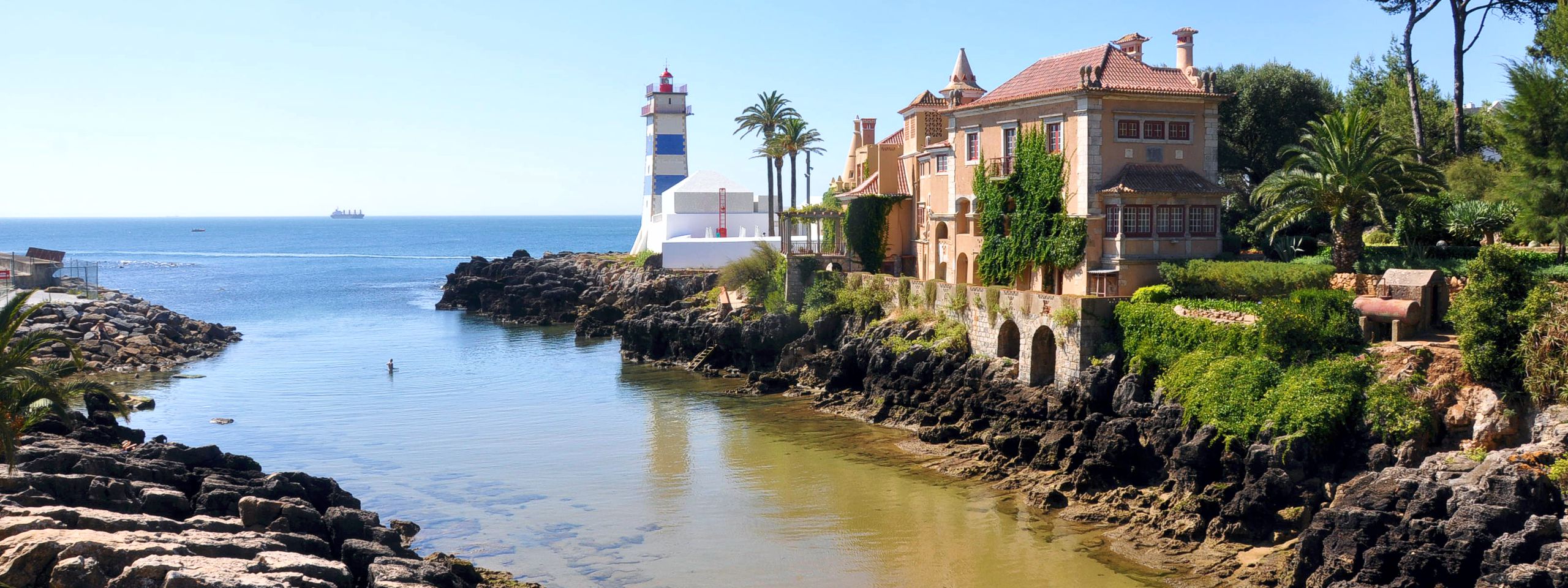 Plage de Santa Marta à marée basse avec le Musée du Phare en arrière-plan, Cascais, Portugal
