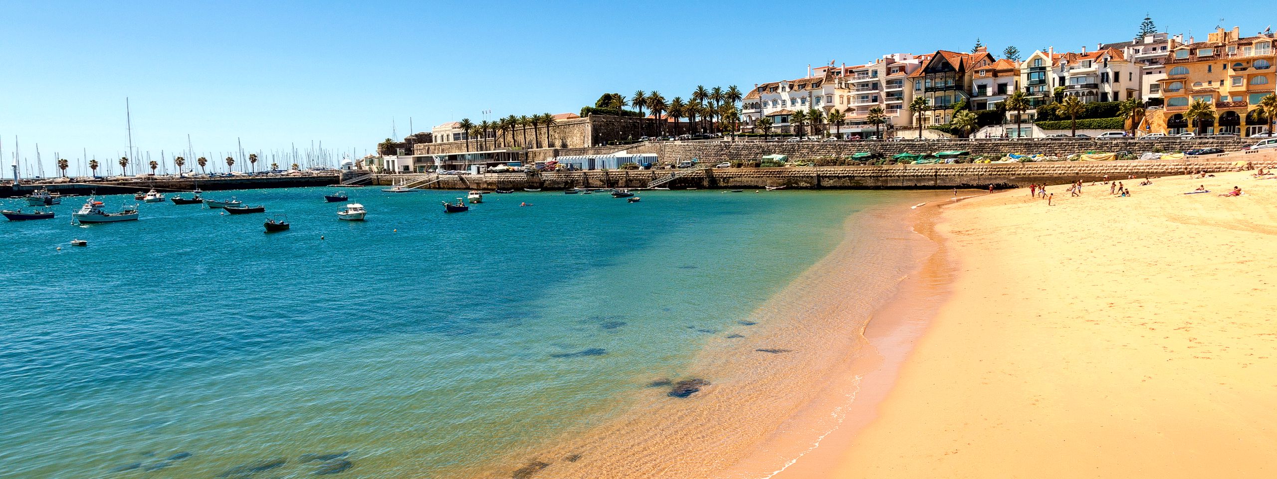Plage de Santo Amaro avec la Marina d'Oeiras en arrière-plan, Portugal